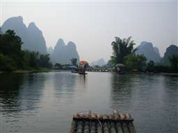 Raften op een bamboevlot door het bijzondere karstgebergte bij Yangshuo